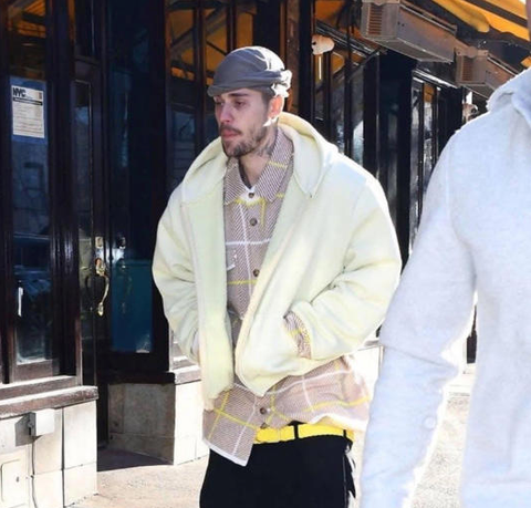 Bieber looking scary on street